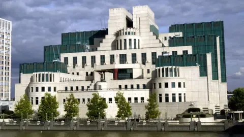The UK's Secret Intelligence Service Rolls Out Deep Web Portal to Recruit Spies in the Russian Federation